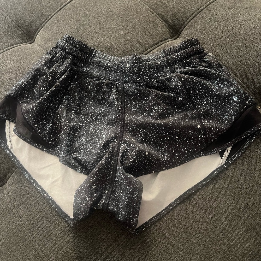 Lululemon hotty hot shorts 2.5” mineralize multi / black